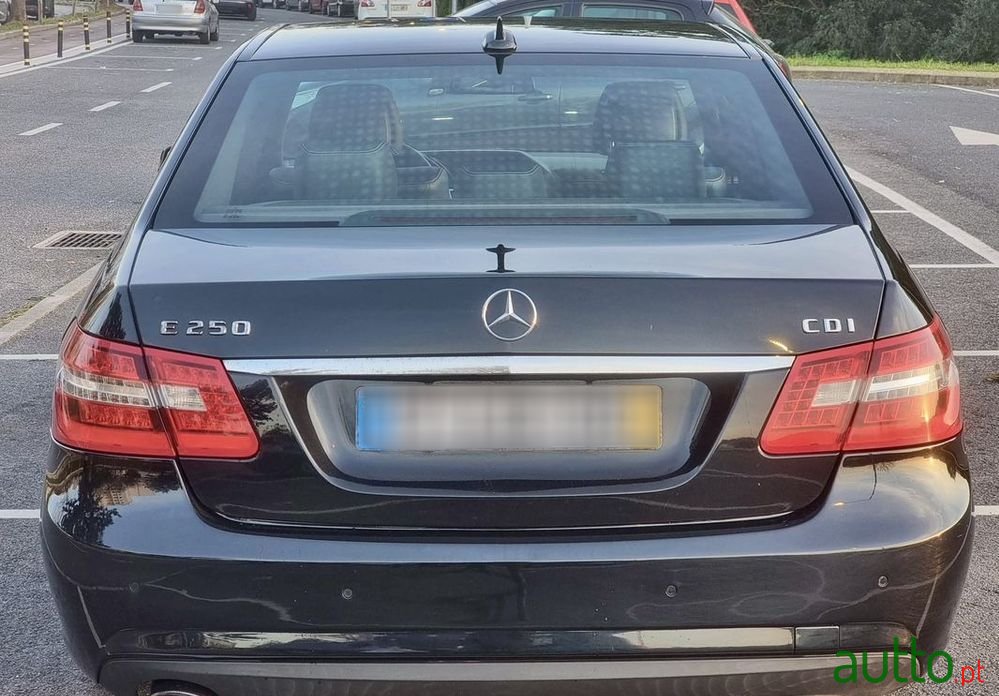 2011' Mercedes-Benz E 250 photo #5