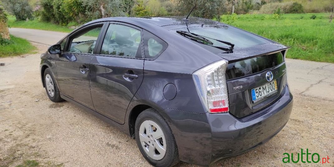 2011' Toyota Prius photo #2