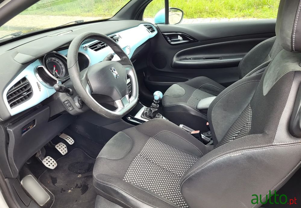 2011' Citroen DS3 photo #2