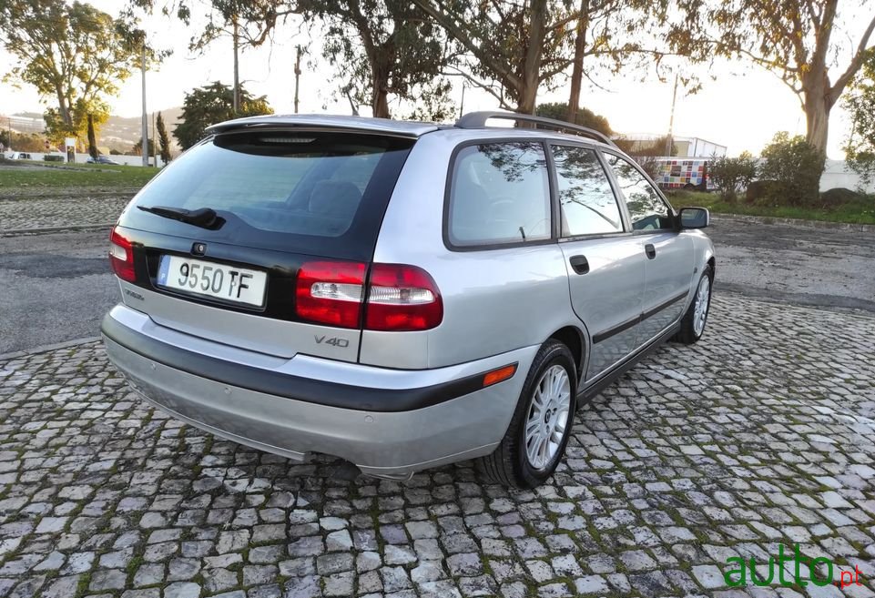 2002' Volvo V40 photo #2