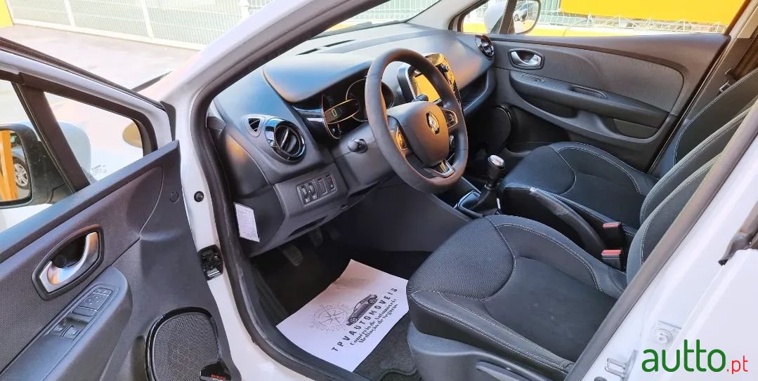 2017' Renault Clio Sport Tourer photo #2