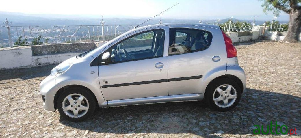 2011' Peugeot 107 Black &Silver Edition photo #3