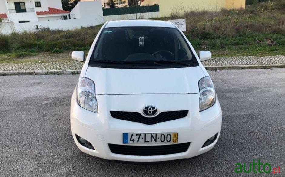 2011' Toyota Yaris photo #3