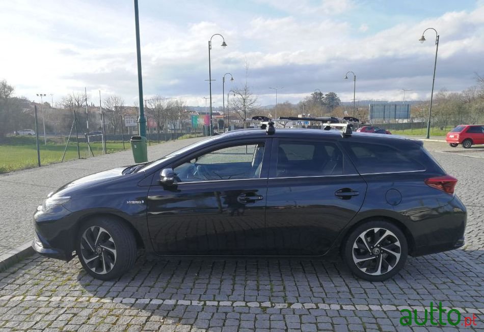 2015' Toyota Auris Touring Sports photo #2