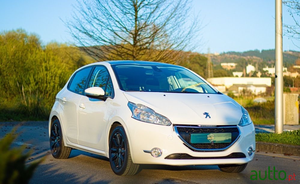 2012' Peugeot 208 photo #3
