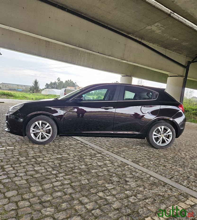 2011' Alfa Romeo Giulietta 1.6 Jtdm Corporate photo #6