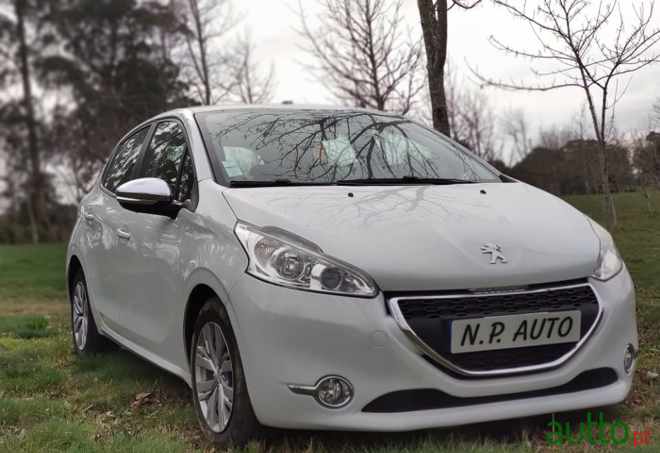 2012' Peugeot 208 photo #2
