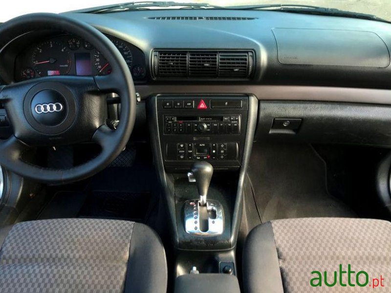 2001' Audi A4 Avant photo #2