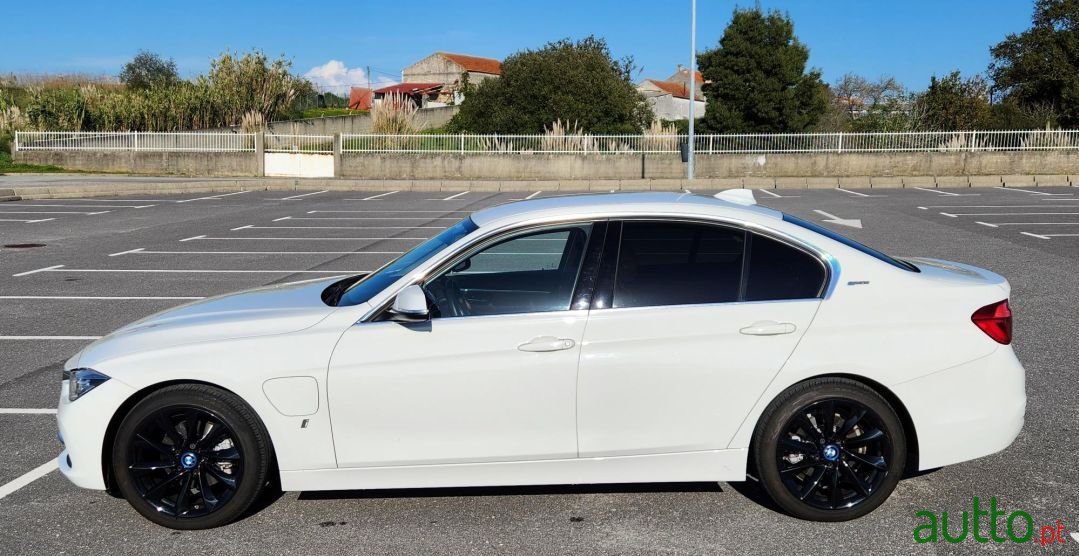 2017' BMW 330 photo #3