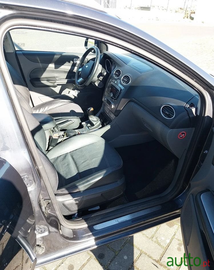 2010' Ford Focus Sw photo #6