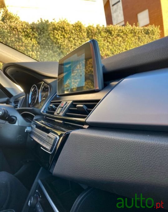 2018' BMW 225Xe-Active-Tourer photo #5