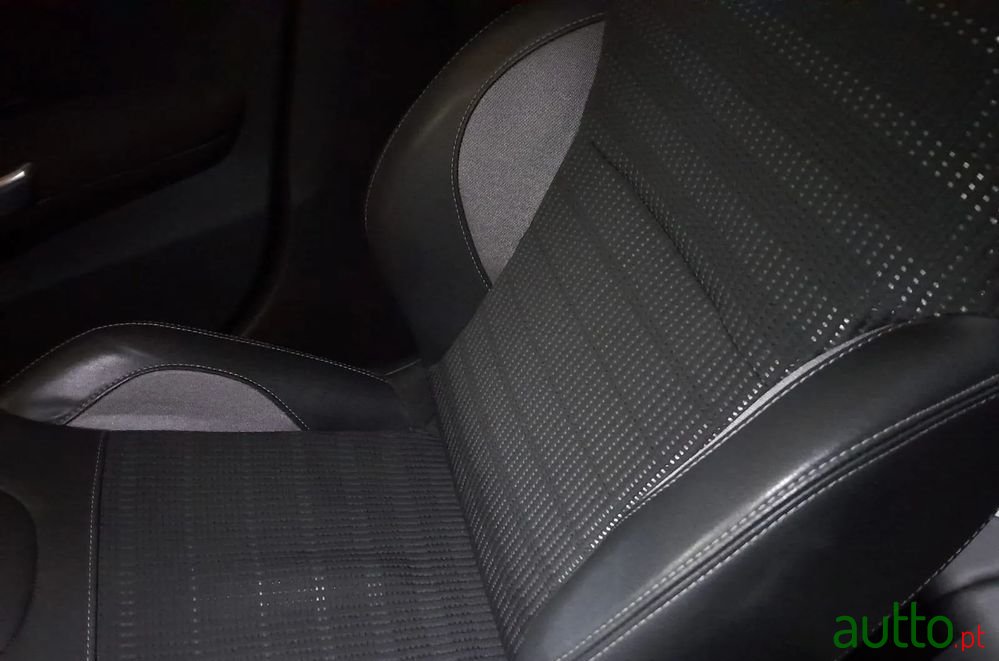 2015' Peugeot 2008 1.6 Bluehdi Allure photo #1