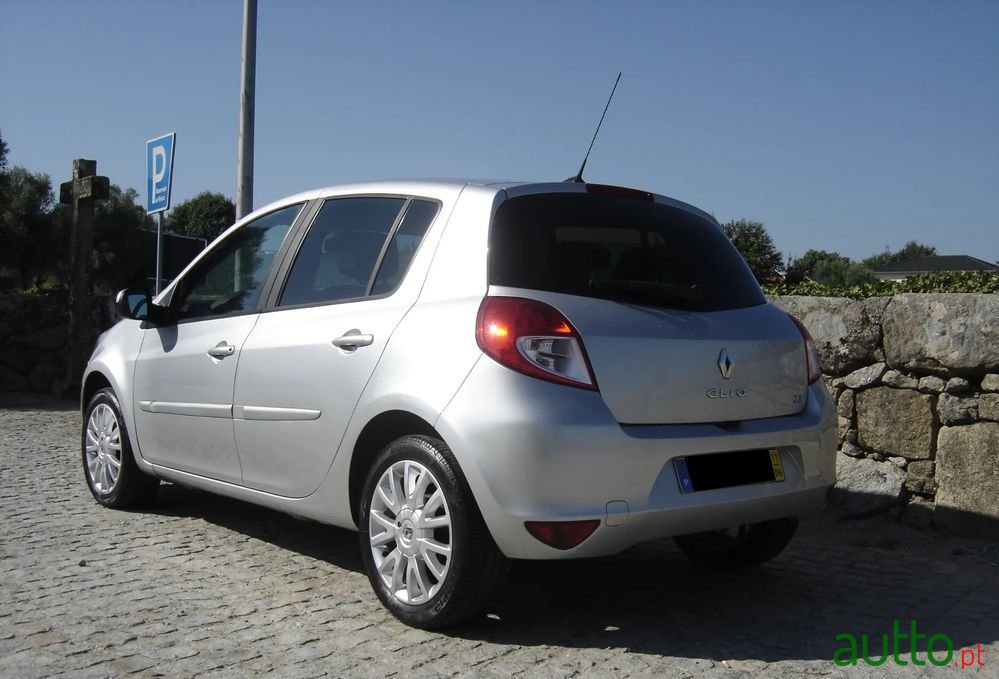 2011' Renault Clio photo #5