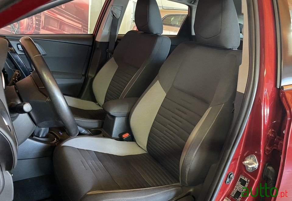 2017' Toyota Auris photo #5