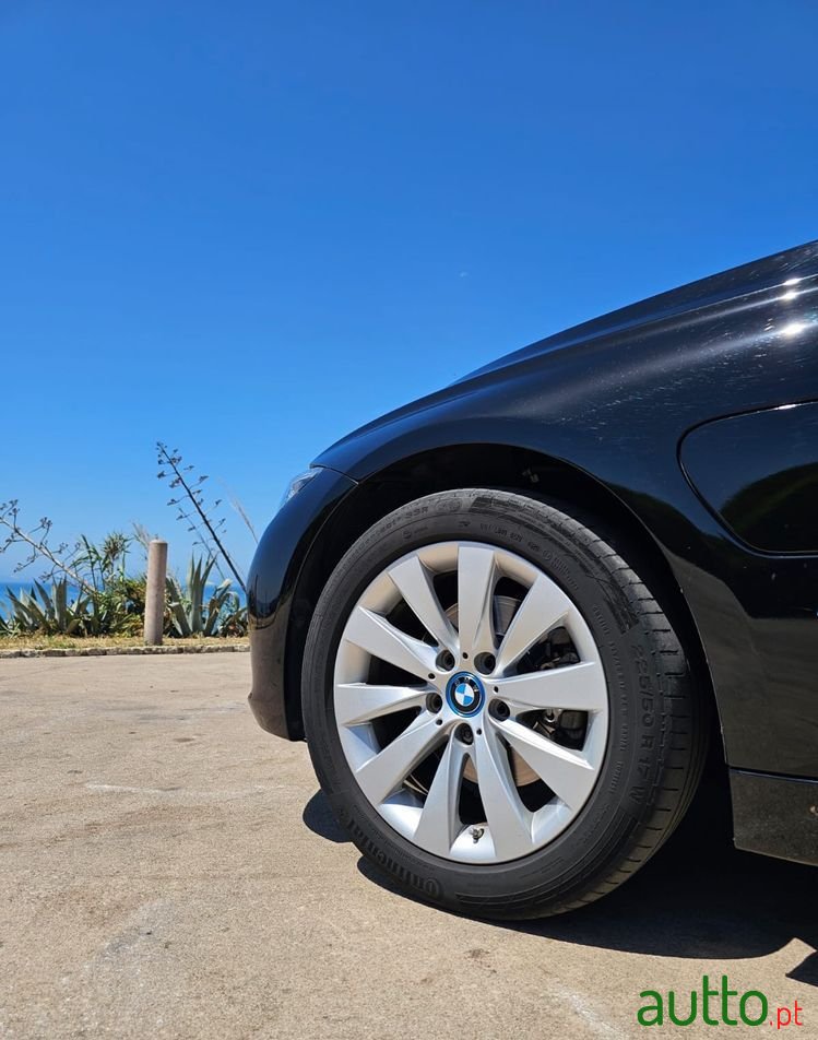 2017' BMW 330 photo #3