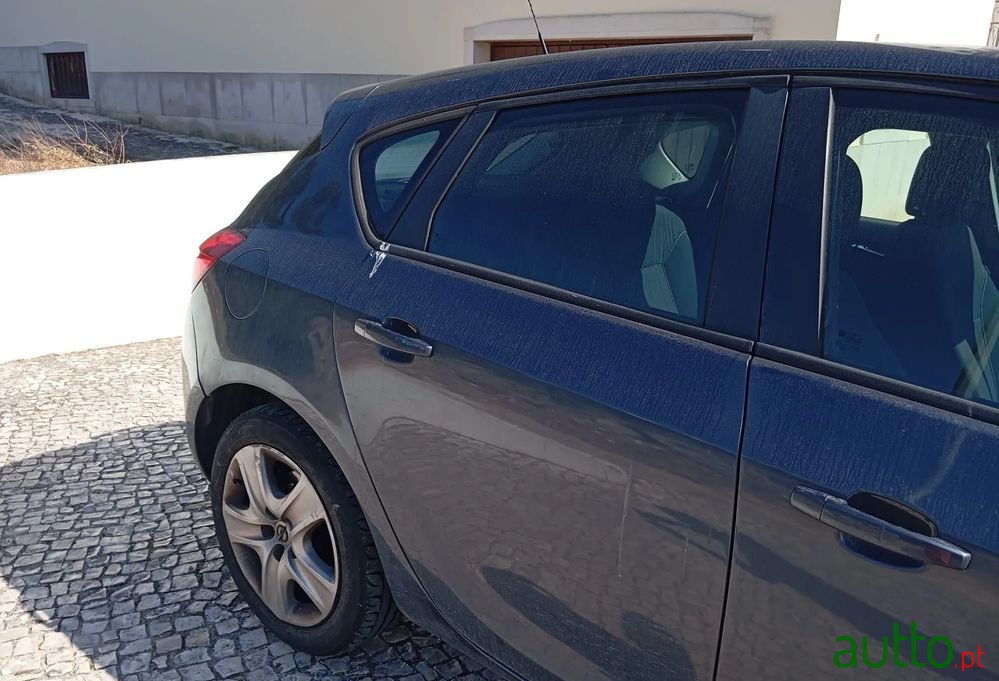 2010' Opel Astra photo #6