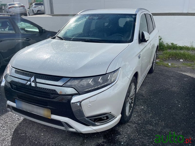 2019' Mitsubishi Outlander 2.0 Phev Intense photo #4