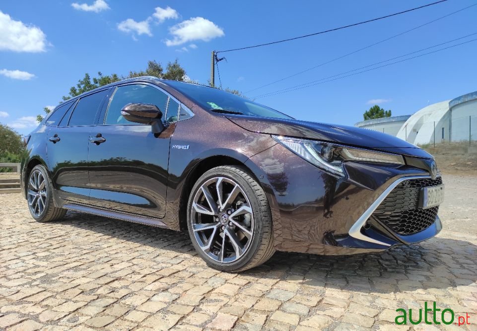 2019' Toyota Corolla Touring Sports photo #2