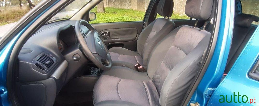 2003' Renault Clio photo #1