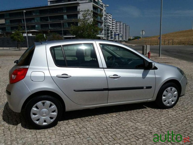 2005' Renault Clio 1.2 16V Confort photo #2