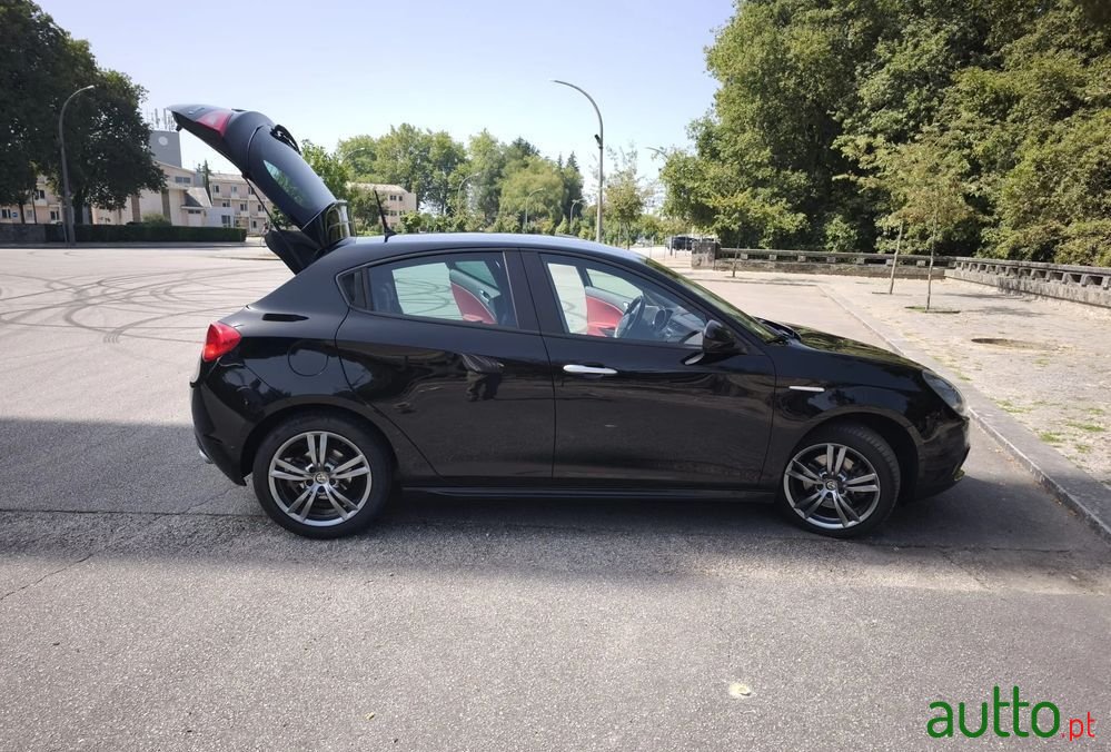2017' Alfa Romeo Giulietta photo #6