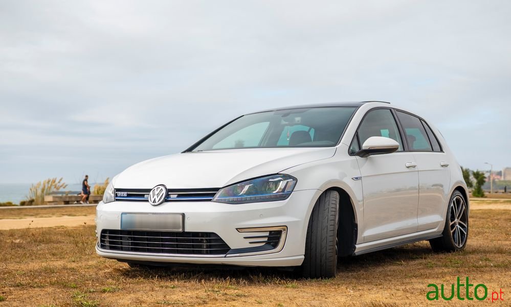 2015' Volkswagen Golf photo #1