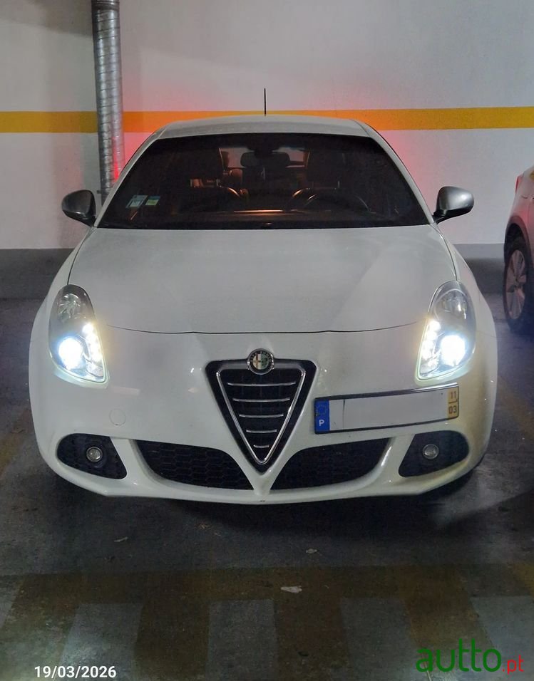2011' Alfa Romeo Giulietta photo #1