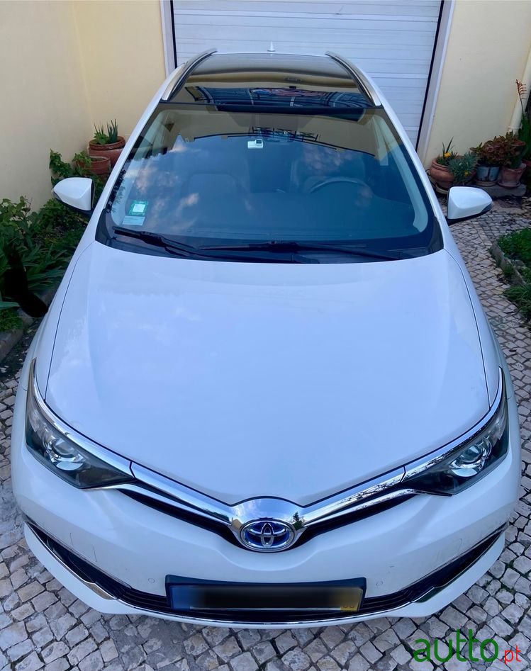 2018' Toyota Auris Touring Sports photo #4