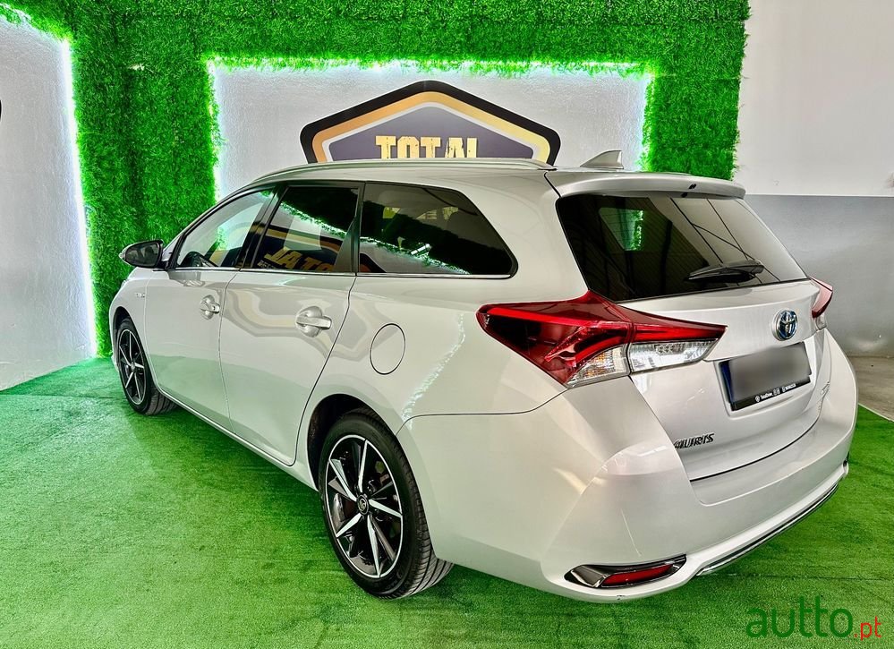 2016' Toyota Auris Touring Sports photo #2