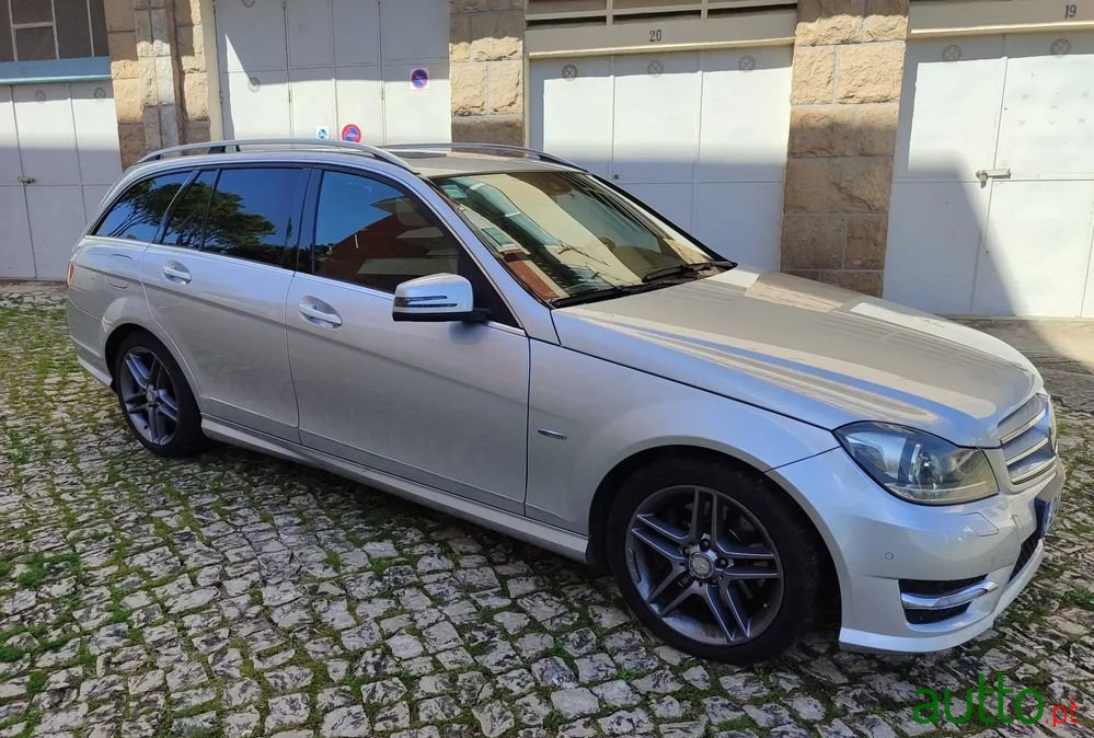 2011' Mercedes-Benz Classe C photo #1