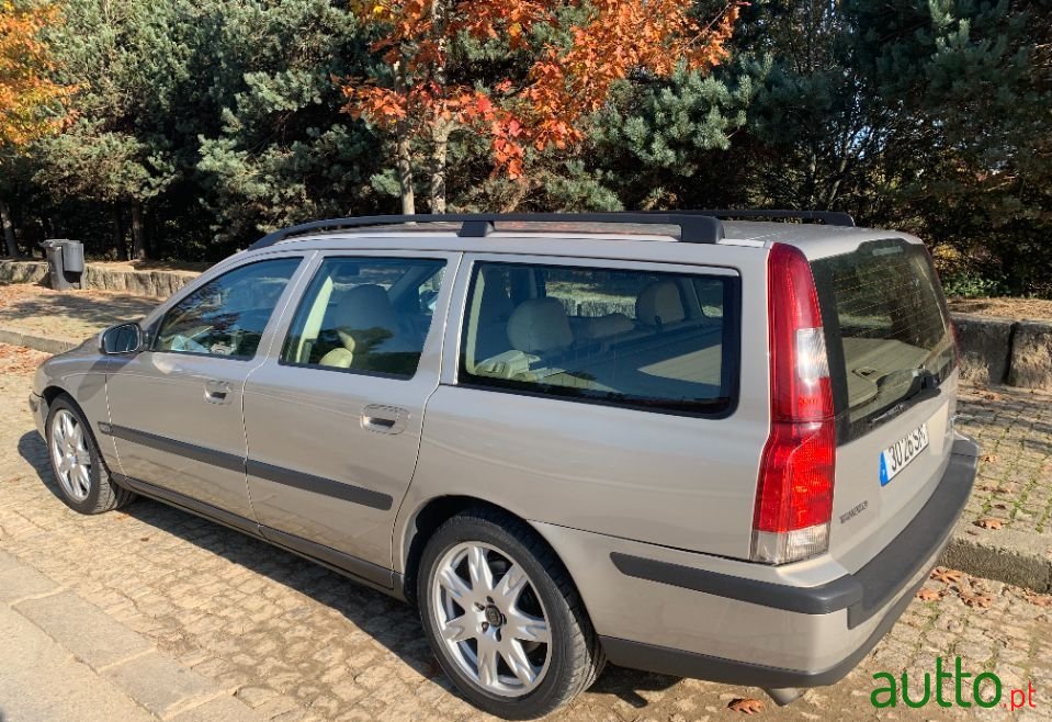 2001' Volvo V70 photo #2