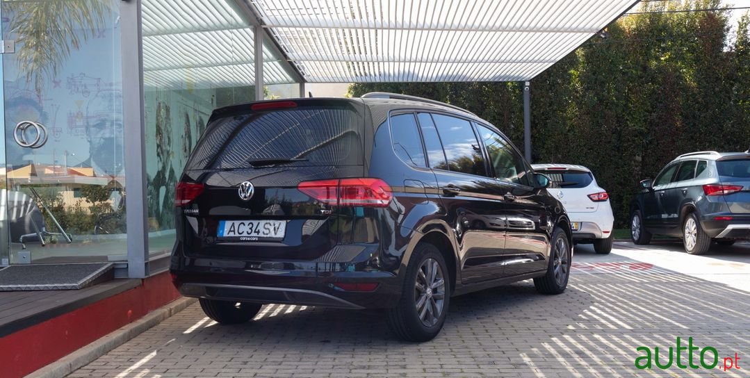 2017' Volkswagen Touran photo #4