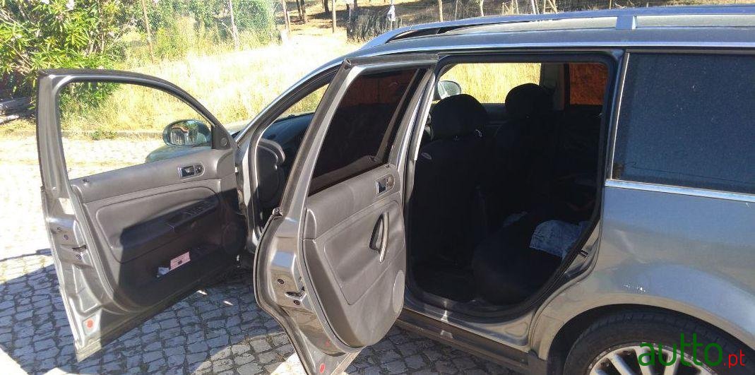 2005' Volkswagen Passat Variant photo #4