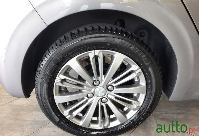 2019' Peugeot 208 photo #5