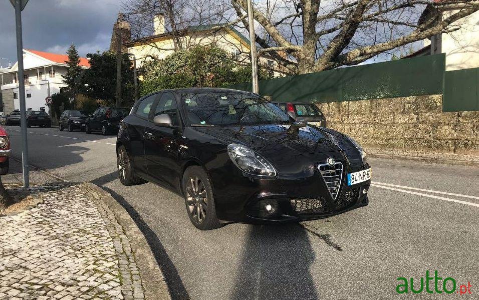 2013' Alfa Romeo Giulietta photo #1