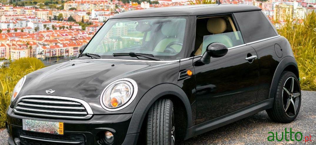 2011' MINI Cooper D photo #2