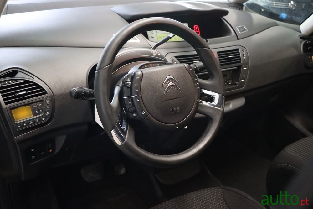 2011' Citroen C4 Picasso photo #4