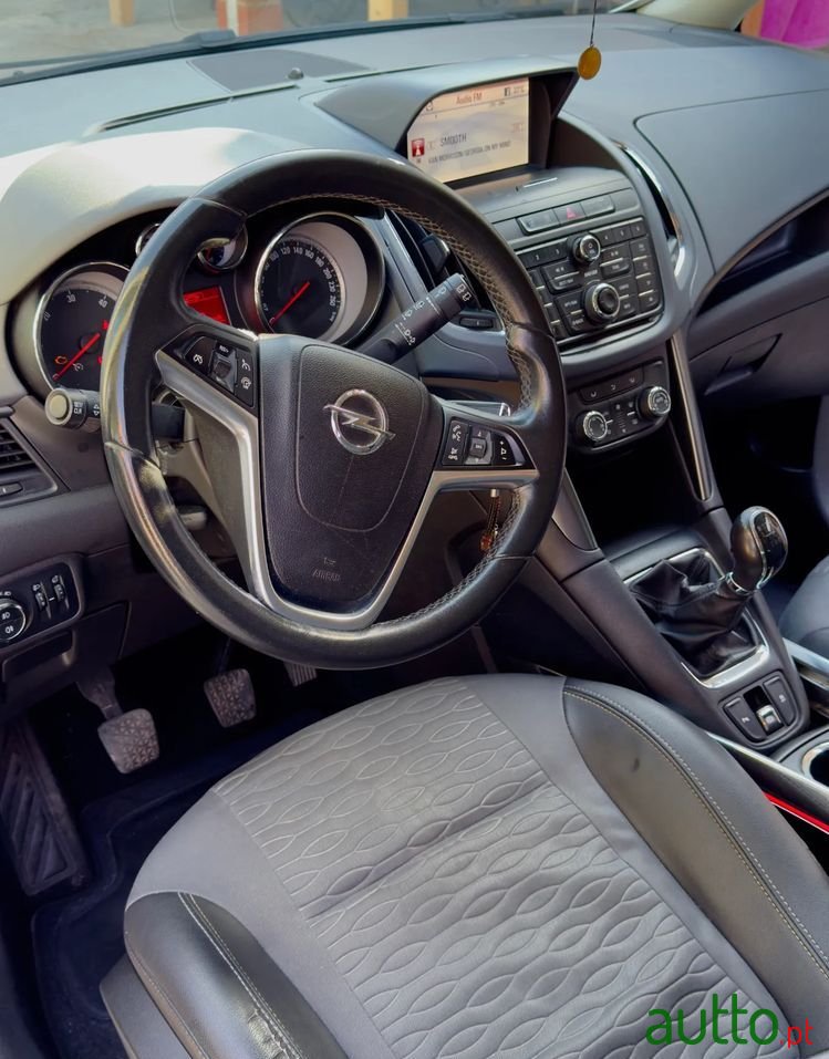2013' Opel Zafira Tourer photo #2