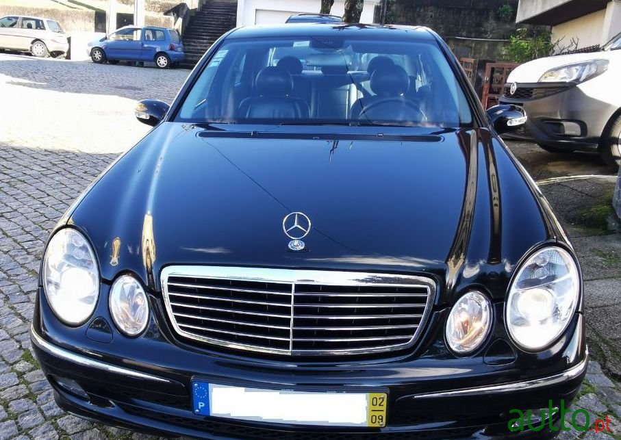2002' Mercedes-Benz E-220 photo #2