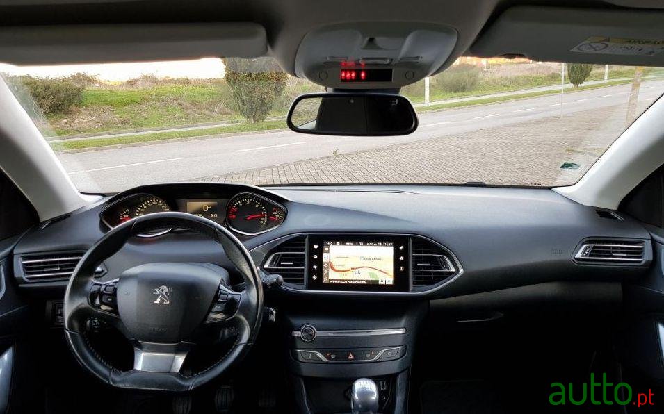 2014' Peugeot 308 photo #1