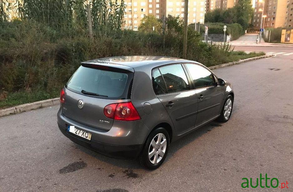 2004' Volkswagen Golf photo #1