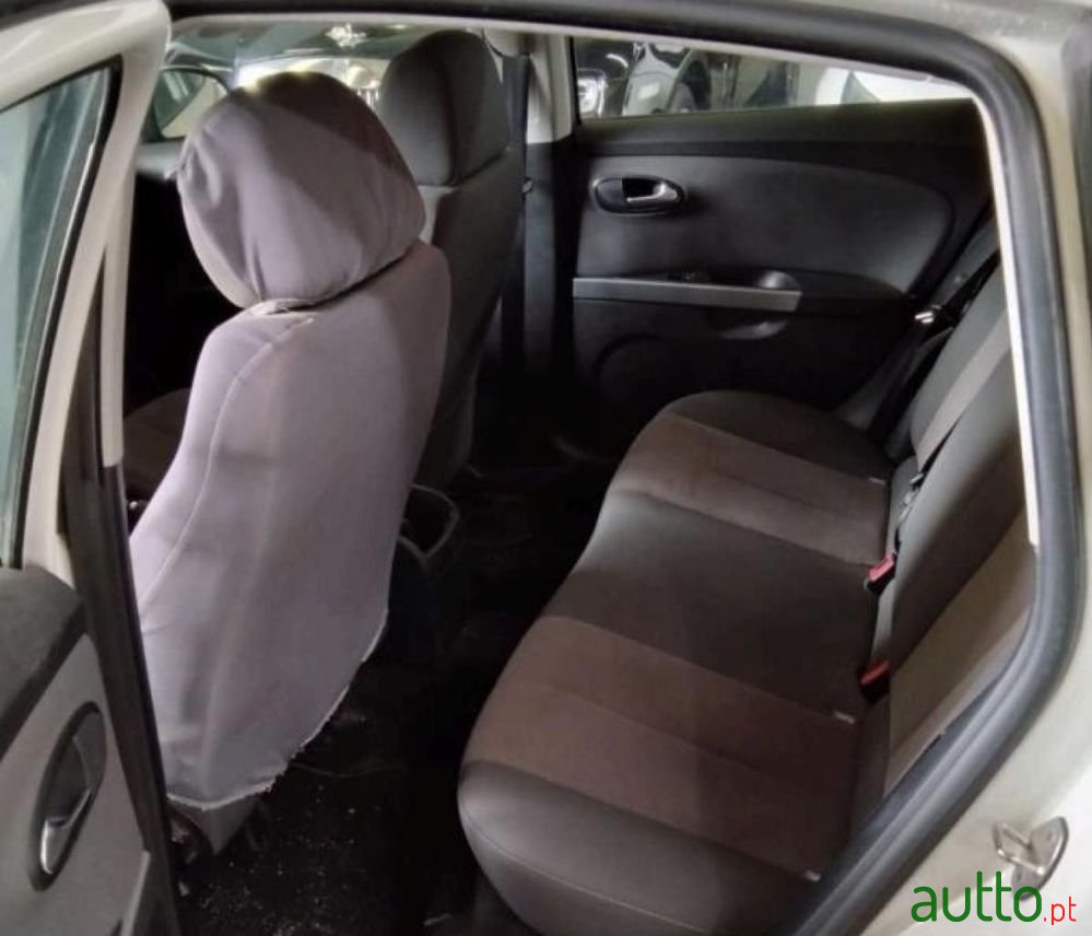 2010' SEAT Leon photo #3