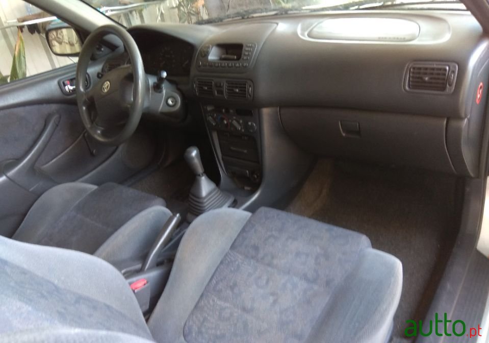 2000' Toyota Corolla photo #2