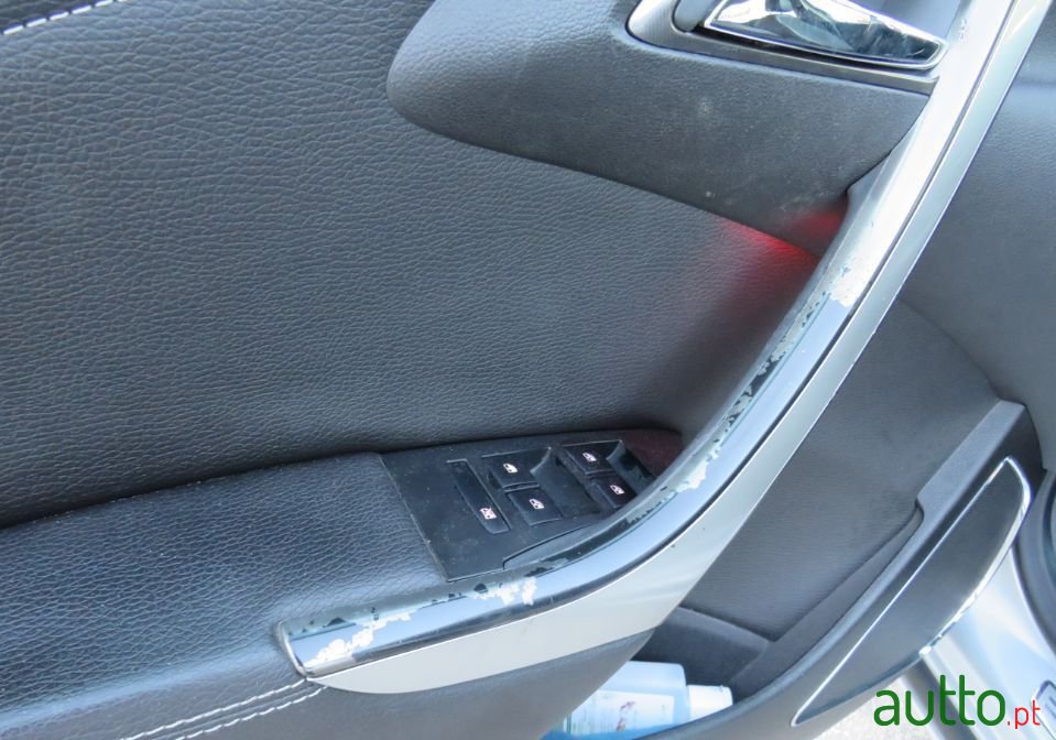 2010' Opel Astra photo #3