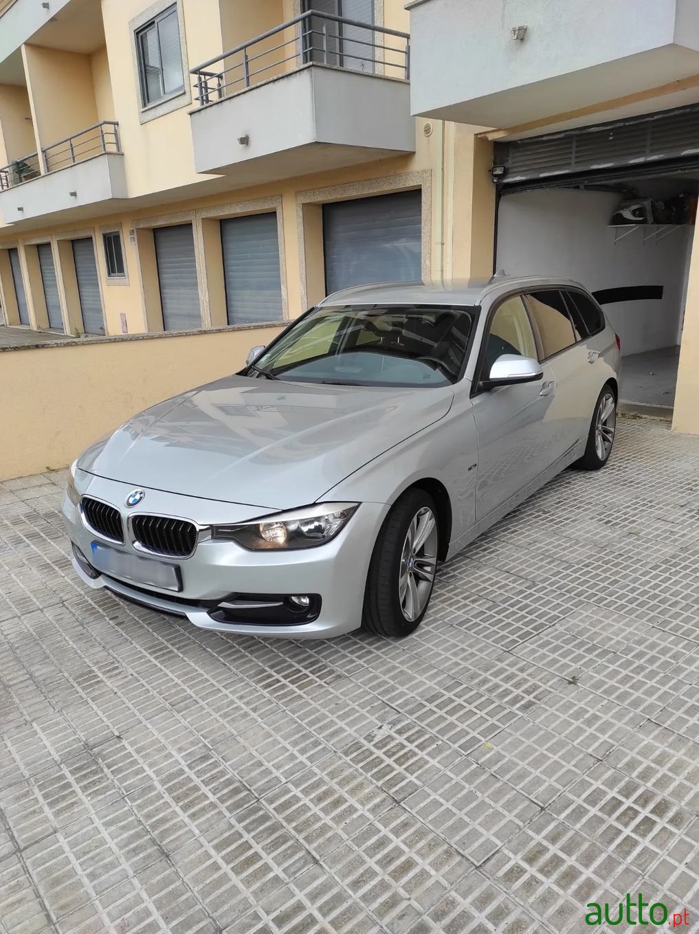 2013' BMW 318 photo #3