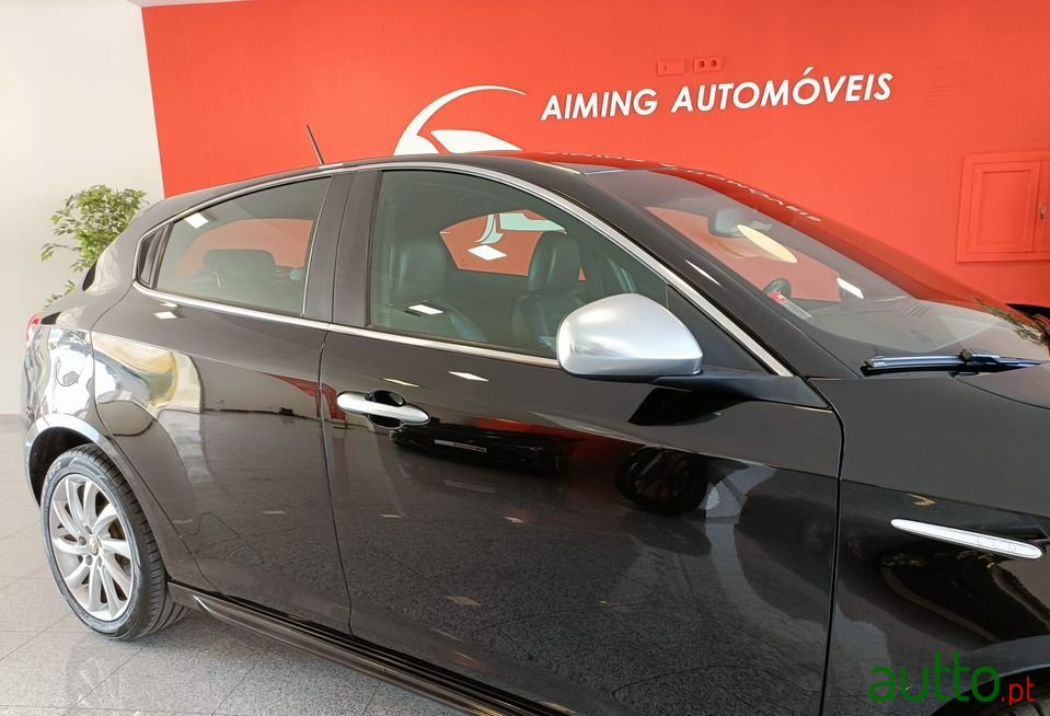 2011' Alfa Romeo Giulietta photo #4