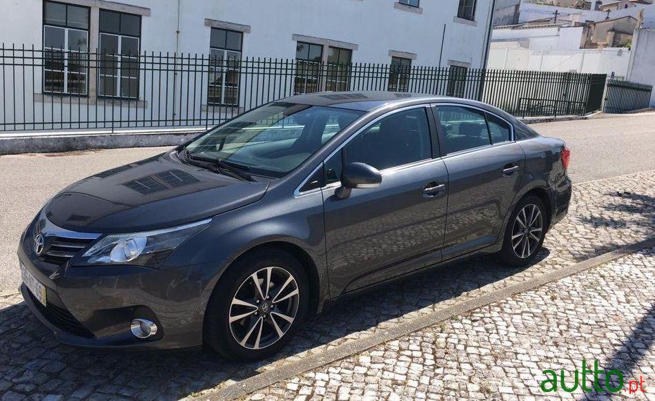 2013' Toyota Avensis photo #2