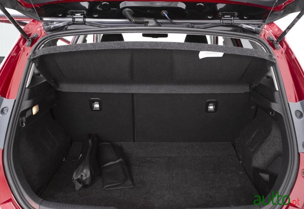 2018' Toyota Auris photo #6