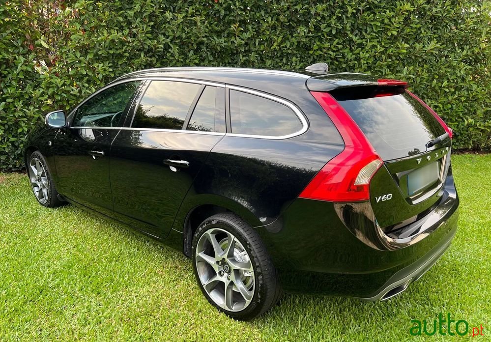 2016' Volvo V60 2.0 D2 R-Design photo #3