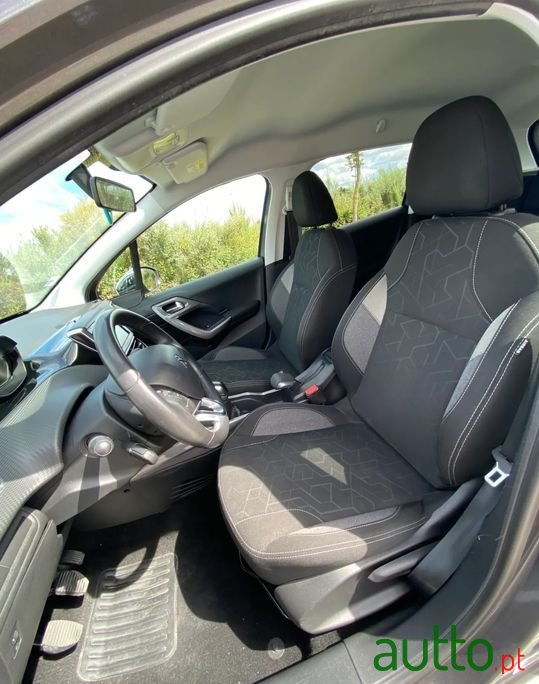 2017' Peugeot 2008 photo #5